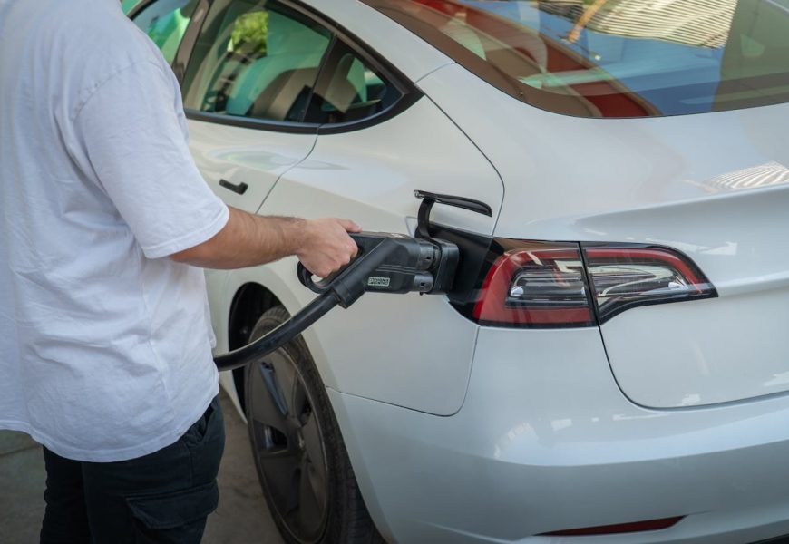 Chile: ¿qué seguros existen hoy para autos híbridos y eléctricos y qué mirar antes de contratar uno?